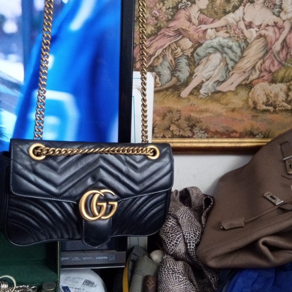 Gucci Black Leather Shoulder Bag with Gold Chain - Picture 1 of 12